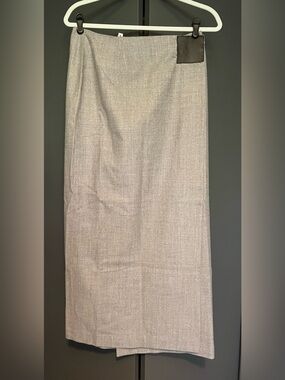 Classic skirt by Neiman Marcus size 8.
97% wool.